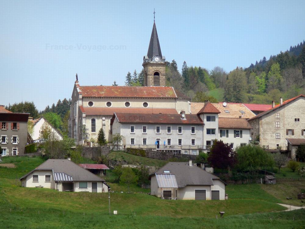 El Parque Natural Regional de Vercors - Parque Natural Regional del Vercors: Vercors macizo: Rencurel: torre de la iglesia y las casas en las aldeas, prados y árboles