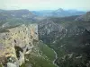 Parque Natural Regional de Verdon - Gorges du Verdon: Verdon river e cliffs (rock faces); colinas ao fundo