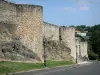 Partenay - Muralhas marcadas com torres (recinto fortificado) da cidade medieval