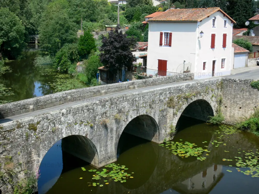 Parthenay - Vallée du Thouet : pont Saint-Jacques enjambant le Thouet, et maison blanche aux volets rouges au bord de la rivière