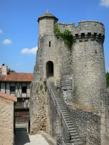 Parthenay - Porte de Saint-Jacques y de estructura de madera casa de la vieja ciudad