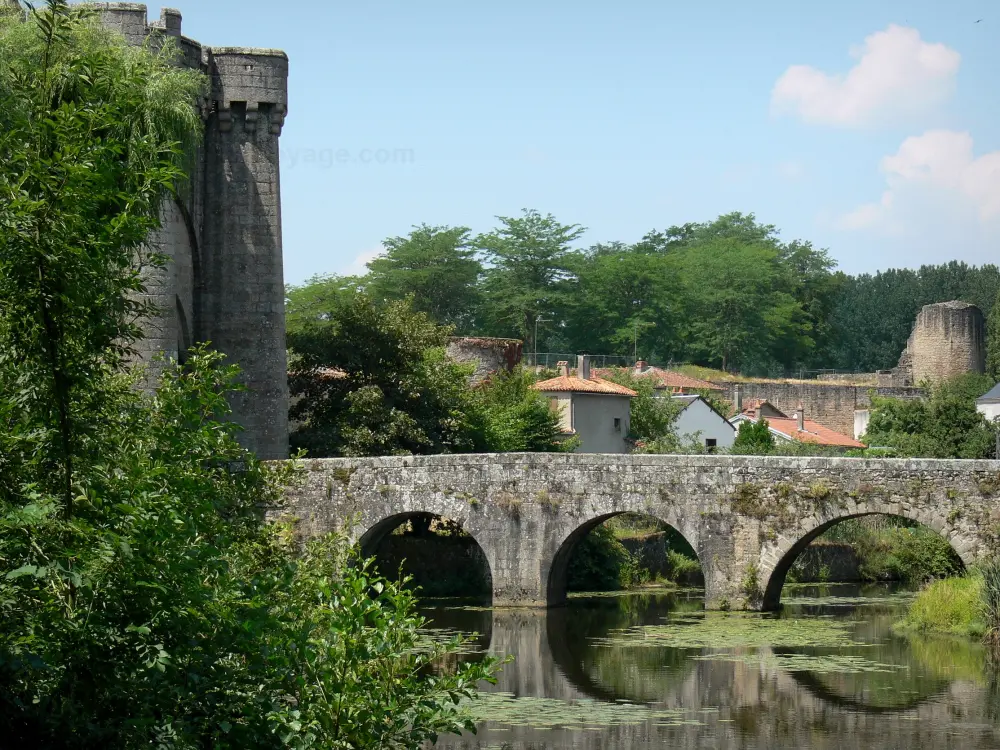 Parthenay - Pont et porte Saint-Jacques, rivière Thouet, et arbres au bord de l'eau