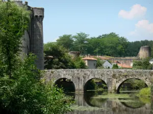 Parthenay - Pont y la Porte de Saint-Jacques, río Thouet, y los árboles a la orilla del agua