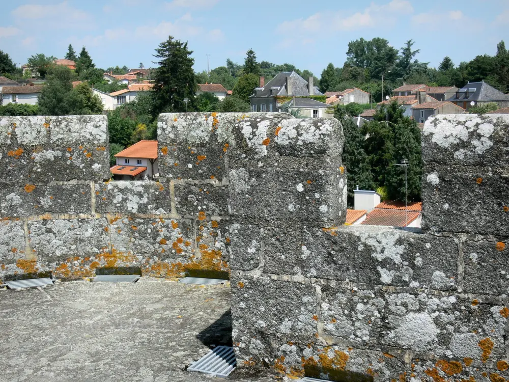 Parthenay - Créneaux de la porte Saint-Jacques avec vue sur les maisons alentour