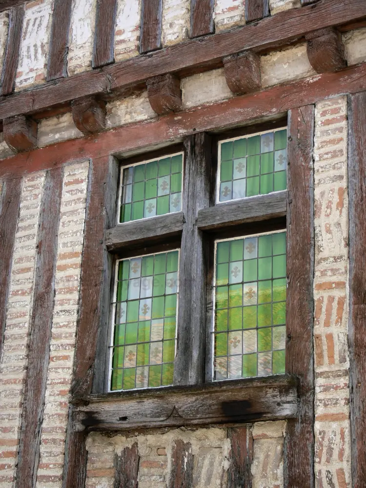 Parthenay - Bifora di una casa con pareti di legno della strada dal Vau Saint-Jacques