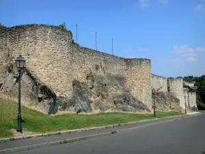 Parthenay - Las paredes salpicadas de torres (fortificaciones) de la Edad Media