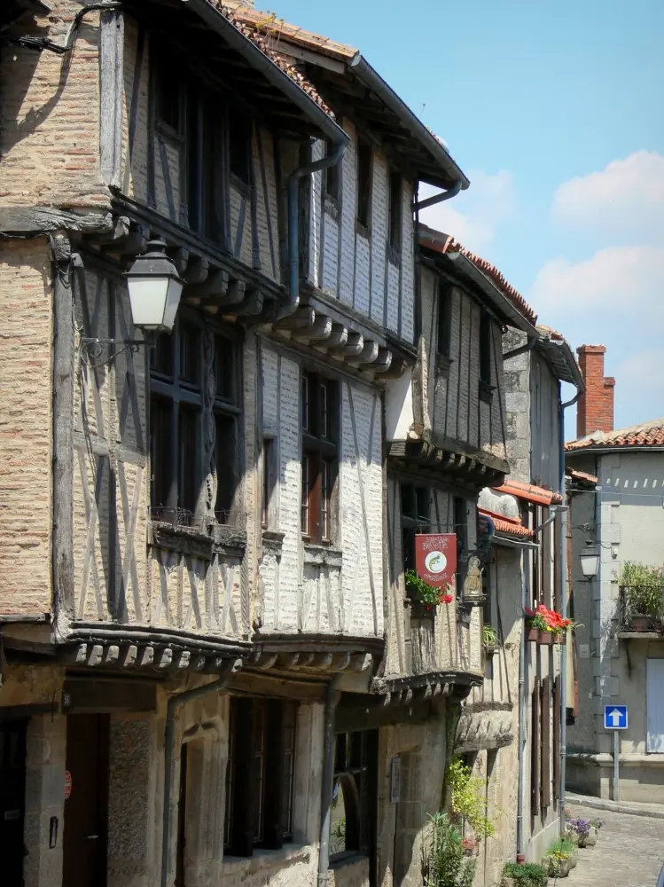 Parthenay - Façades de maisons à pans de bois de la rue de la Vau Saint-Jacques