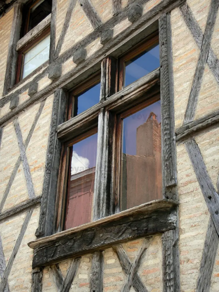 Parthenay - Windows di una città casa in legno e muratura medievale di