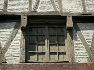 Parthenay - Fachada de una casa de entramado de madera de la ciudad medieval de