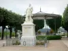 Pau - Statue d'Henri IV, kiosque à musique et tilleuls de la place Royale