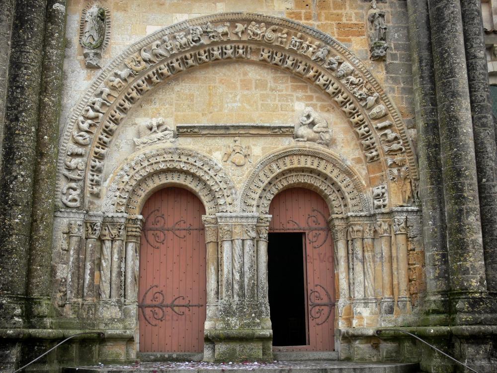 Guide des Pays de la Loire - Vouvant - Portail de l'église romane