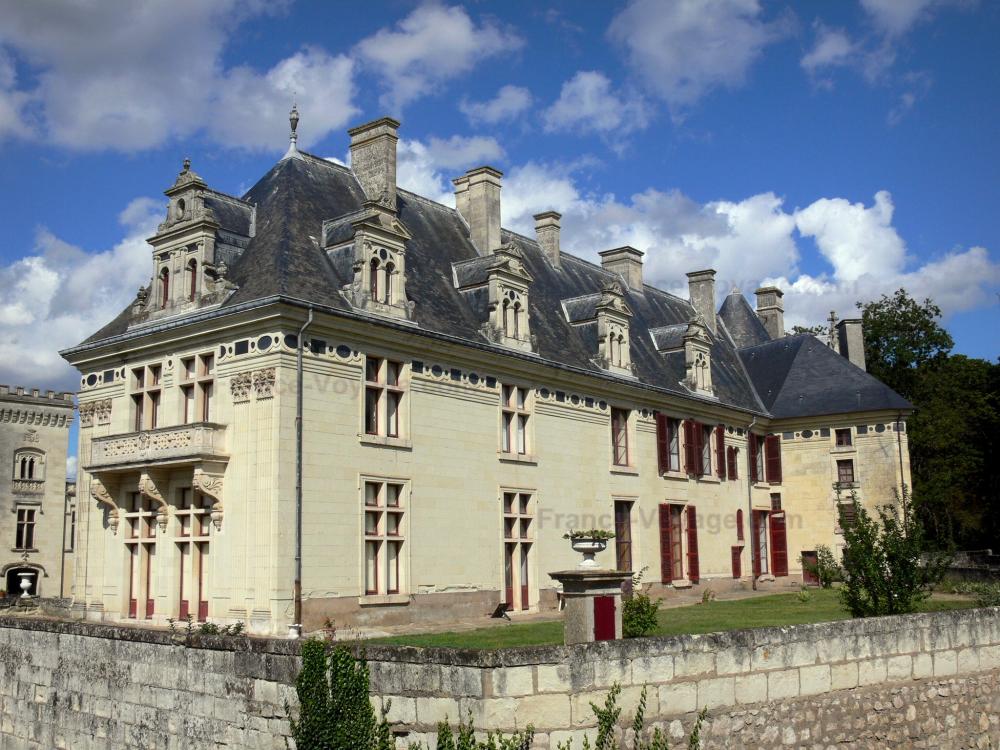 Guide des Pays de la Loire - Château de Brézé - Château Renaissance, nuages dans le ciel bleu