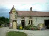 Pays d'Othe - Maison en brique et pierre abritant le musée du Cidre, à Eaux-Puiseaux