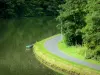 Paysages des Ardennes - Parc Naturel Régional des Ardennes - Vallée de la Meuse : Voie Verte Trans-Ardennes (piste cyclable) aménagée sur l'ancien chemin de halage, le long du fleuve Meuse, dans un cadre de verdure