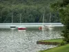 Paysages des Ardennes - Bateaux flottant sur le lac des Vieilles-Forges, dans un cadre de verdure