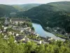 Paysages des Ardennes - Parc Naturel Régional des Ardennes - Vallée de la Meuse : vue sur les toits de la ville de Monthermé, le fleuve Meuse et la forêt ardennaise depuis la Roche à Sept Heures