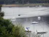 Paysages du Berry - Bateaux flottant sur le lac d'Éguzon (lac de Chambon)