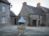 Paysages de Bretagne intérieure - Cité de caractère avec sa place pavée, ses maisons en pierre et son puits