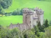 Paysages du Cantal - Parc Naturel Régional des Volcans d'Auvergne : château d'Anjony, à Tournemire, dans un cadre de verdure