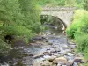 Paysages de la Corrèze - Pont sur une rivière bordée d'arbres