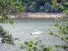 Paysages de la Corrèze - Haute Vallée de la Dordogne : petit bateau flottant sur les eaux de la Dordogne