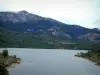 Paysages de Corse intérieure - Bassin d'eau (lac de barrage) de Calacuccia, arbres, forêts et montagnes en arrière-plan