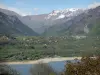 Paysages du Dauphiné - Trièves : lac du Sautet entouré de montagnes, arbres en premier plan
