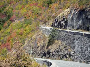 Paysages du Dauphiné - Oisans : route de l'Alpe d'Huez en automne