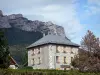 Paysages du Dauphiné - Maison au pied du massif de la Chartreuse