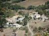 Paysages de la Drôme - Parc Naturel Régional des Baronnies Provençales : vue sur les maisons de La Bâtie-Verdun entourées d'arbres