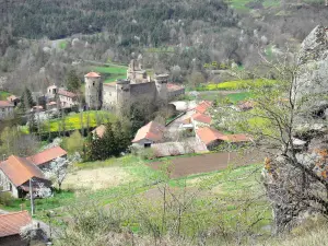 Paysages de la Haute-Loire - Vue sur le château médiéval et les maisons du village de Saint-Vidal dans un cadre boisé