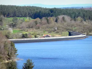 Paysages de la Haute-Loire - Lac de Lavalette et son barrage dans un cadre arboré