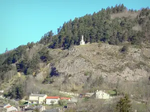 Paysages de la Haute-Loire - Statue de la Vierge de Saint-Pierre-Eynac dominant les maisons du village