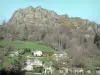 Paysages de la Haute-Loire - Orgues basaltiques du suc de Chapteuil et maisons en contrebas ; sur la commune de Saint-Julien-Chapteuil