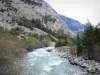 Paysages des Hautes-Alpes - Vallée de la Clarée : rivière Clarée bordée d'arbres et de montagnes