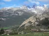 Paysages des Hautes-Alpes - Chalets, arbres et montagnes