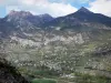 Paysages des Hautes-Alpes - Vallée de la Durance : rivière Durance bordée d'arbres, village et montagnes