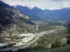 Paysages des Hautes-Alpes - Vallée de la Durance : rivière Durance bordée d'arbres et montagnes aux cimes enneigées