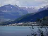 Paysages des Hautes-Alpes - Lac de Serre-Ponçon (retenue d'eau), village de Savines-le-Lac et montagnes, branches d'un arbre en premier plan ; dans le Parc National des Écrins