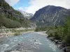 Paysages des Hautes-Alpes - Rivière bordée d'arbres et de montagnes