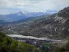 Paysages des Hautes-Alpes - Rivière, maisons, arbres, prairies et montagnes