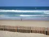 Paysages des Landes - Côte d'Argent (côte landaise) : plage de sable de la station balnéaire de Biscarrosse-Plage et vagues de l'océan Atlantique 