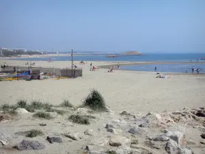 Paysages du Languedoc - Station balnéaire du littoral languedocien : plage de La Grande-Motte (plage de sable) et mer méditerranée