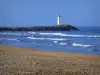 Paysages du Languedoc - Plage de sable du Cap-d'Agde (station balnéaire), mer méditerranée avec de petites vagues, brise-lames et feu