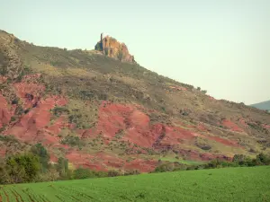 Paysages du Languedoc - Champ, roche rouge et arbustes