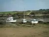 Paysages du littoral de Bretagne - Marée basse avec petits bateaux et champs au loin