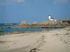 Paysages du littoral de Bretagne - Plage de sable, algues, mer (la Manche), rochers et petit phare