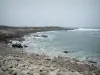 Paysages du littoral de Bretagne - Plage de galets, rochers et mer (la Manche)