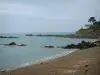 Paysages du littoral de Bretagne - Plage de galets, rochers et rivage avec une maison et des arbres