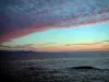 Paysages du littoral de la Côte d'Azur - Ciel bleu avec des nuages roses au lever du soleil, mer méditerranée et côtes au loin